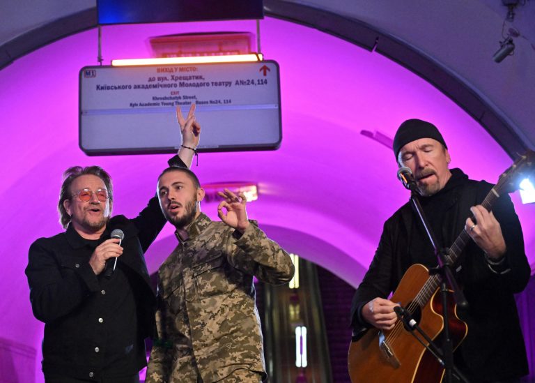 VIDEO | Bono şi The Edge, spectacol într-o staţie de metrou din Kiev