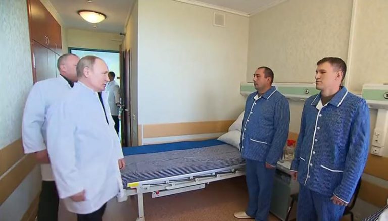 Putin a vizitat soldații răniți. Ce au observat internauții în imaginile propagandei ruse