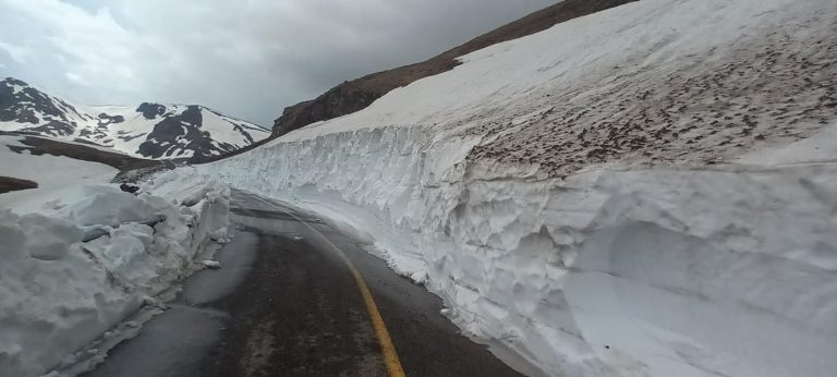 VIDEO | Drumarii lucrează pentru deszăpezirea DN 67C Transalpina, între Rânca şi Obârşia Lotrului