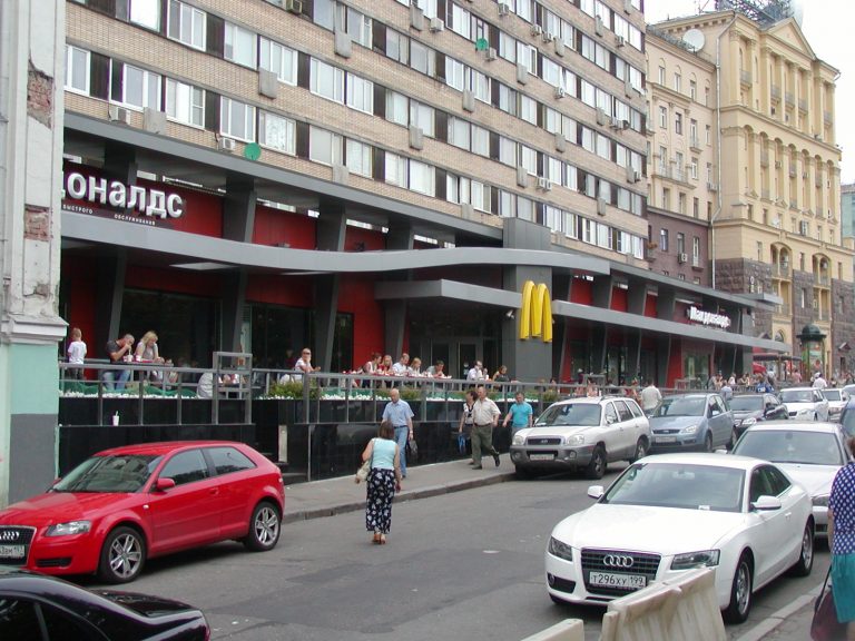 McDonald’s redeschide restaurantele în Rusia, sub un nou nume şi cu un nou patron