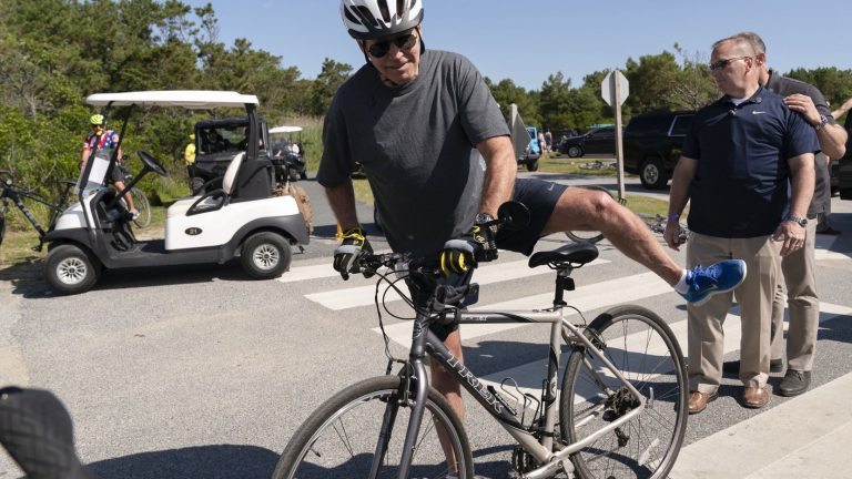 VIDEO | Joe Biden a căzut de pe bicicletă, dar s-a ridicat rapid şi a dat asigurări că se simte bine