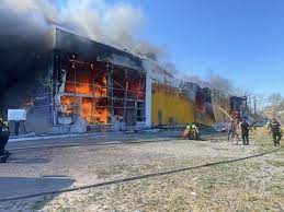 Cel puţin zece morţi şi patruzeci de răniţi, în atacul cu rachete ruseşti asupra unui centru comercial din Kremenciuk