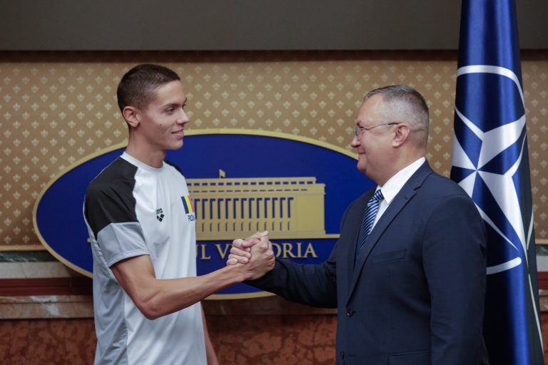VIDEO | Premierul Nicolae Ciucă l-a primit pe David Popovici la Palatul Victoria: Este purtătorul de stindard al generaţiei sale