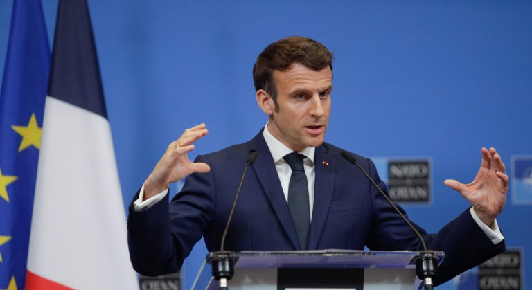 AFP: Macron anunţă noi livrări de arme şi o vizită în Ucraina în februarie