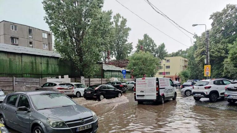 ISUBIF: 12 autoturisme afectate de furtuna din Bucureşti, 11 străzi inundate