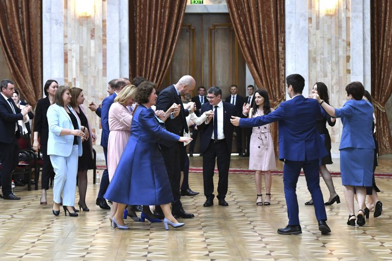 VIDEO | Horă românească la Chişinău a parlamentarilor de pe ambele maluri ale Prutului