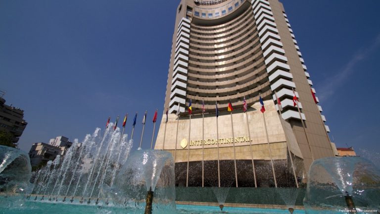 INS: Sosirile în unităţile de cazare din România, în scădere cu 1,4% în luna august 2022 față de august 2021