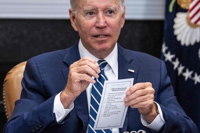 Președintele Joe Biden a lăsat din greșeală să se vadă ce scrie pe un  bilețel primit de la consilierii săi ⋆ Universul.net