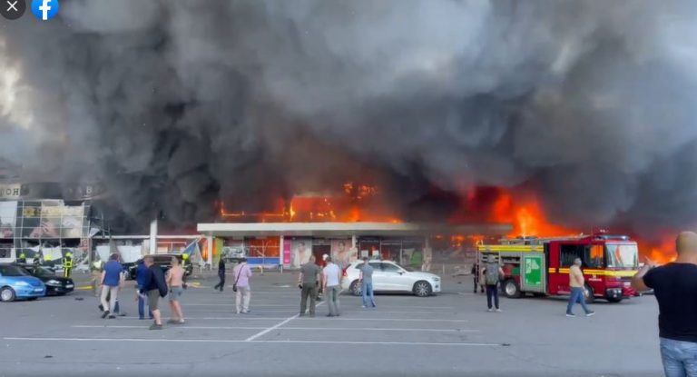 VIDEO | Scene de groază după atacul cu rachete ruseşti asupra unui centru comercial din Kremenciuk. Cel puțin doi morți