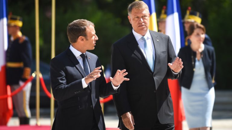Preşedintele Franței va fi primit de Klaus Iohannis la Baza Kogălniceanu