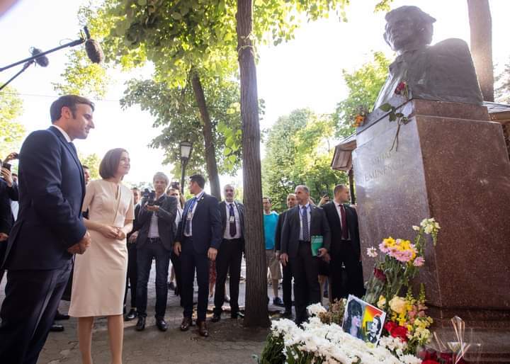 Emmanuel Macron i-a adus un omagiu poetului Mihai Eminescu în timpul vizitei la Chişinău