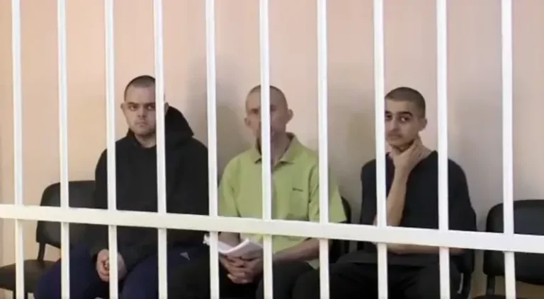 Cei doi combatanți britanici și militarul marocan prinși de ruși în Ucraina au fost condamnați la moarte