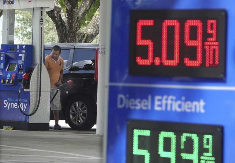 Preţul benzinei din SUA a trecut pragul de 5 dolari pe galon pentru prima oară în istoria ţării
