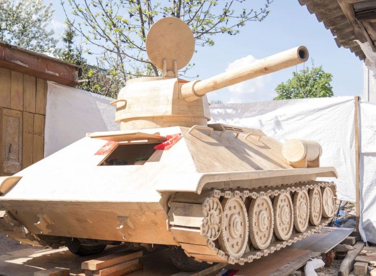 Armata tancurilor de lemn de la granița Ucrainei