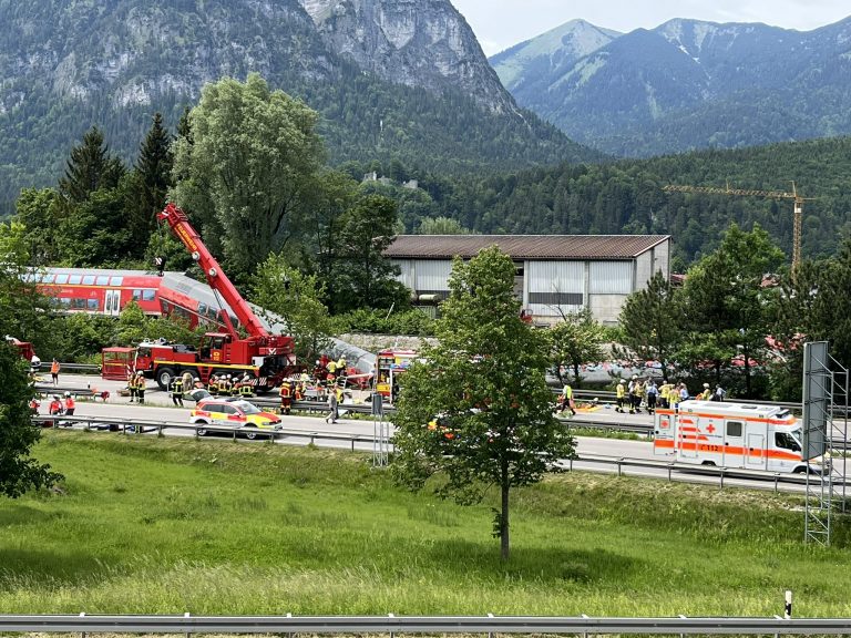 Cel puţin patru morţi şi 30 de răniţi într-un accident de tren produs în Germania