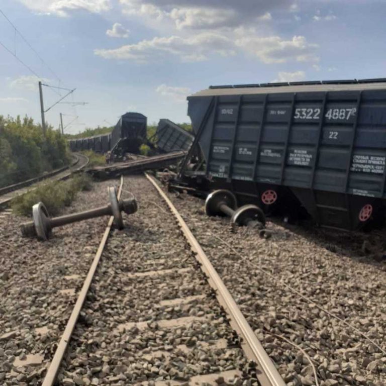11 vagoane ale unui tren de marfă au deraiat, circulaţia feroviară a fost întreruptă pe ruta Paşcani-Iaşi