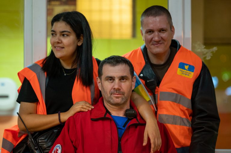 Romanian ‘hero’ paramedic offers relief to stricken Ukrainian refugees at railway station