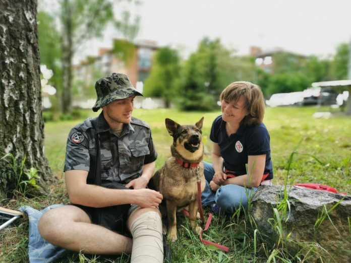 Therapy dog Busia with Ukraine serviceman, credit: Four Paws
