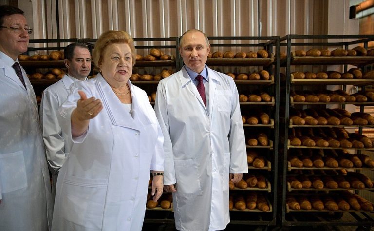 Mașinăria de bani a lui Putin pufăie. Trump i-a tras una-n dinți cu războiul său comercial