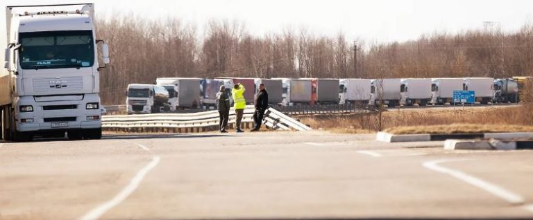 KOMMERSANT | Cu mâncarea așteptând la graniță. Producătorii și comercianții ruși se tem că sancțiunile lui Putin la adresa UE îi vor lovi de fapt pe ei