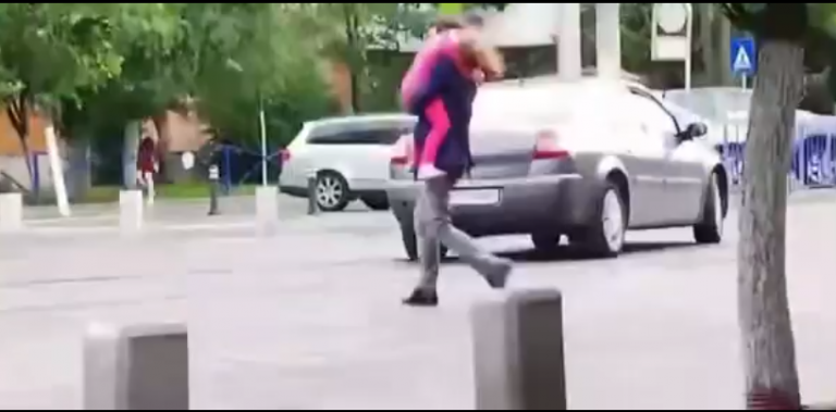 Nicuşor Dan, reacție după ce a fost filmat traversând strada prin loc nepermis, cu fiica sa în braţe
