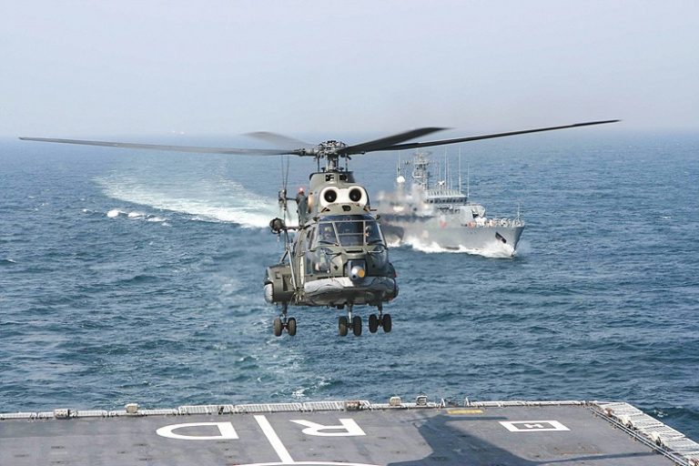 11 nave militare româneşti şi două elicoptere Puma Naval desfăşoară, zilnic, prin rotaţie, misiuni de cercetare pe mare şi la gurile Dunării, pentru a asigura securitatea graniţelor maritime