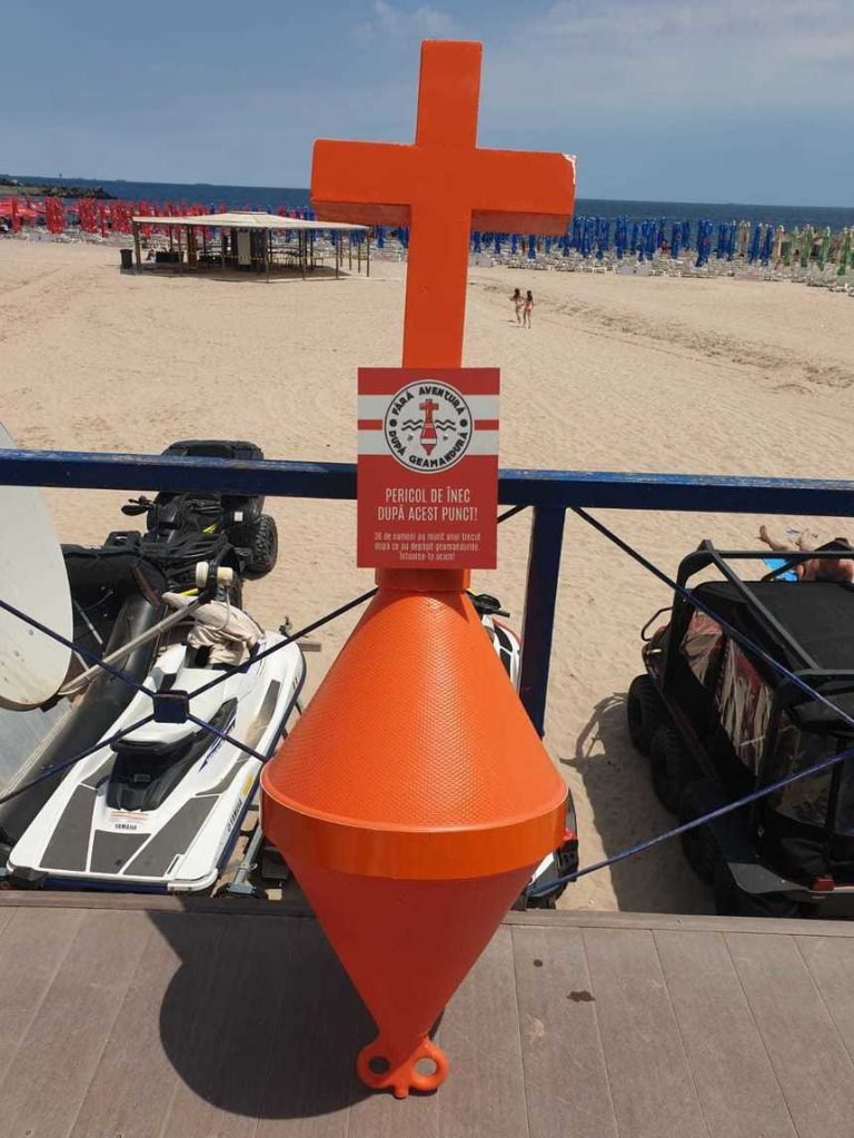Geamanduri în formă de cruce, în Marea Neagră. Salvamarii le consideră neconforme şi periculoase