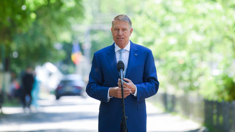 Klaus Iohannis: Este lăudabil că România se poziţionează astăzi în rândul statelor europene fruntaşe prin introducerea educaţiei financiare ca disciplină obligatorie în şcoli