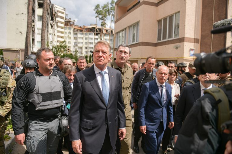 FOTO | Iohannis, Macron, Scholz, Draghi, la Kiev și Irpin. Întâlnirea celor patru cu președintele Zelenski precede summit-urile UE și NATO