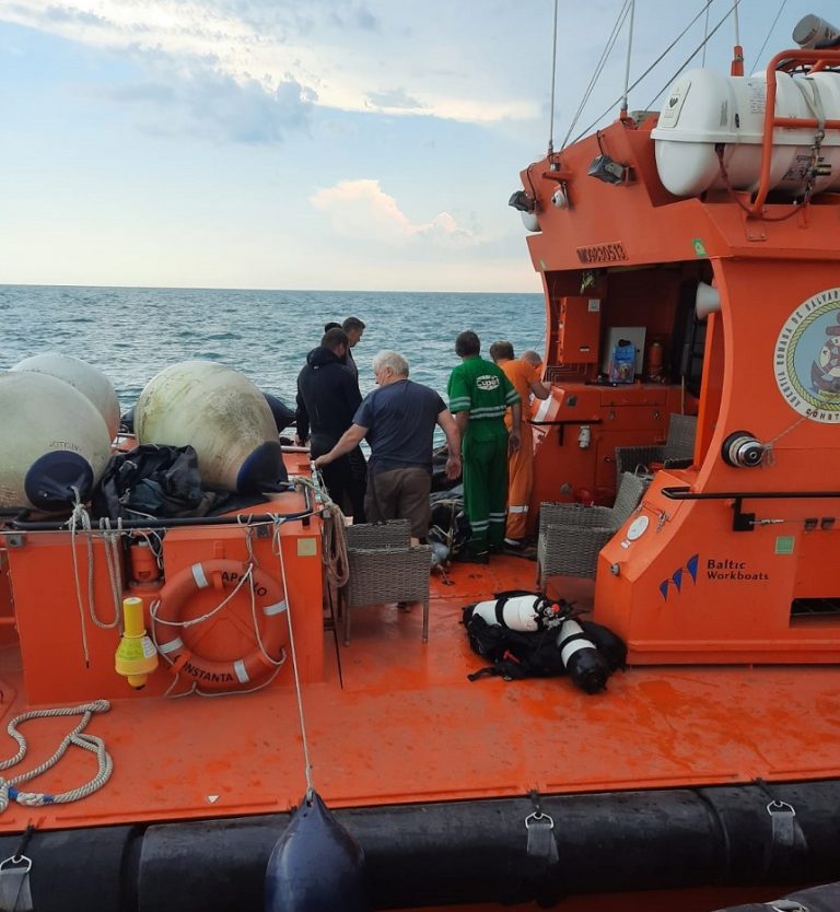 O plută de salvare cu însemne militare, găsită pe mare, în apropierea Portului Constanţa. Pluta este cel mai probabil de provenienţă rusească