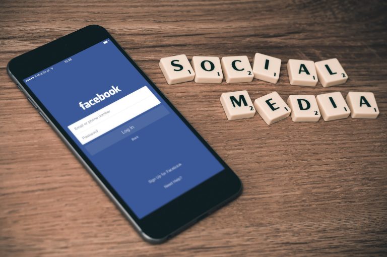 Cum ne urmăresc Facebook şi Instagram fiecare mişcare