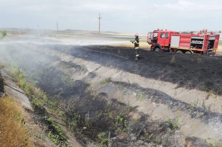MApN: Incendiu de vegetaţie în Poligonul Babadag, în urma exerciţiilor militarilor francezi; 400 de hectare afectate