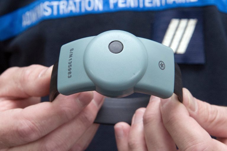 Primul bărbat monitorizat cu brăţară electronică a tăiat dispozitivul şi a fugit de acasă