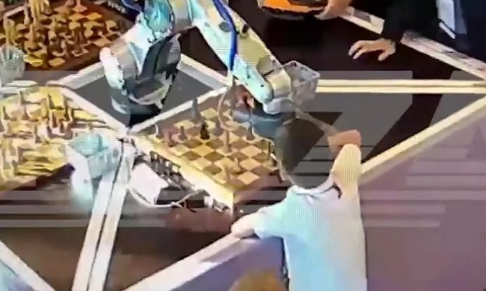 Copil rănit de un robot la un turneu de șah