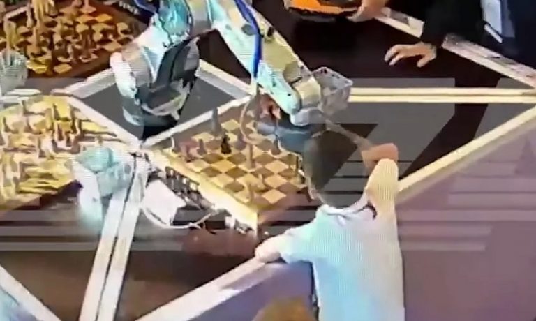 VIDEO | Un robot a fracturat degetul unui copil cu care juca șah, în timpul unui turneu de la Moscova