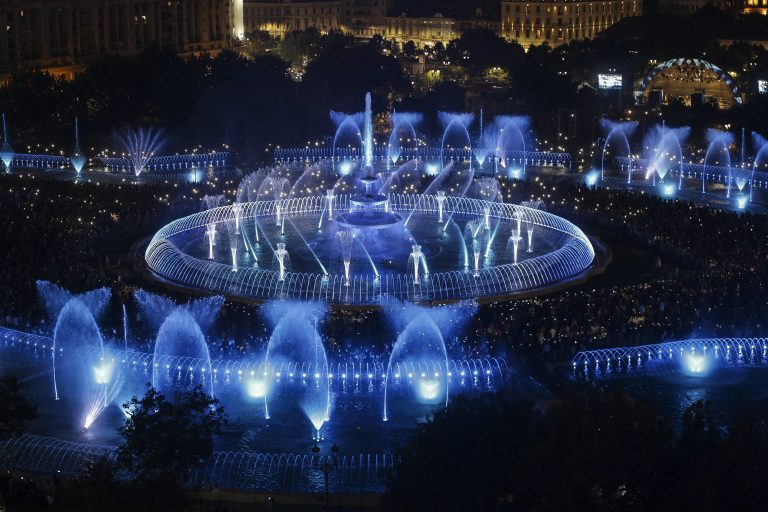 Fântânile din Piaţa Unirii se redeschid sâmbătă, cu un spectacol multimedia