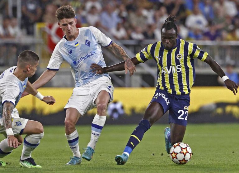 VIDEO | Anchetă disciplinară a UEFA după ce fanii echipei Fenerbahce au scandat numele lui Putin la meciul cu Dinamo Kiev