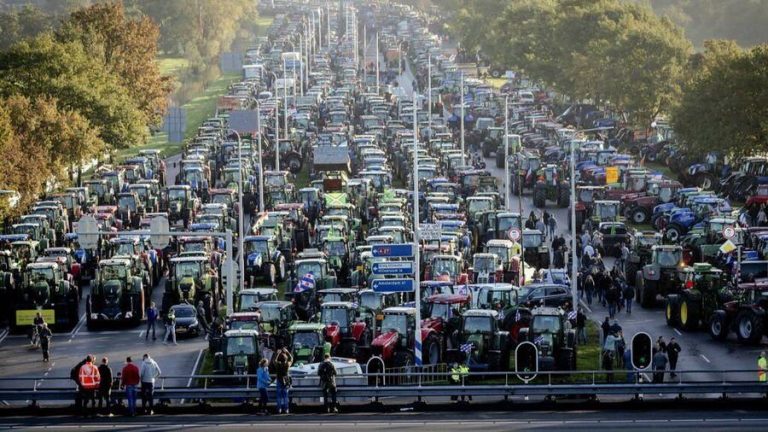 Fermierii furioși protestează în toată Olanda după ce guvernul vrea să scadă cu 30% numărul animalelor de fermă, pentru a reduce poluarea