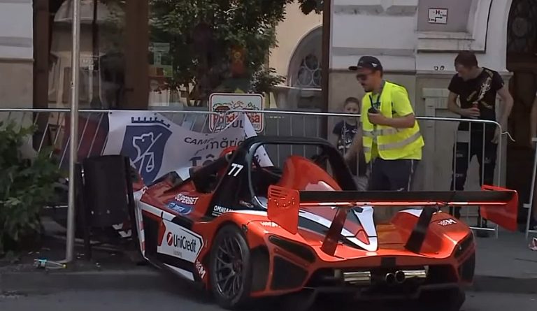 VIDEO | Mașina condusă de Mihai Leu în timpul unui raliu organizat în orașul Târgu Mureș a derapat și a rănit doi copii