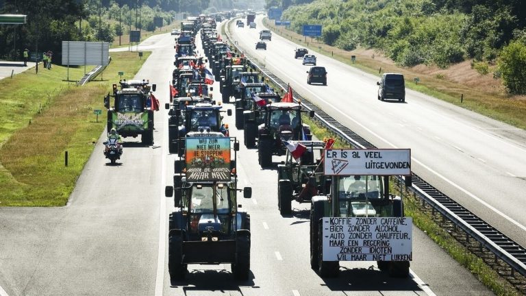 Fermierii olandezi au blocat mai multe autostrăzi cu baricade. Protestele vizează politicile guvernului de reducere drastică a emisiilor de azot