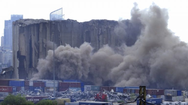 VIDEO | Silozurile afectate de explozia din portul Beirut s-au prăbuşit parţial