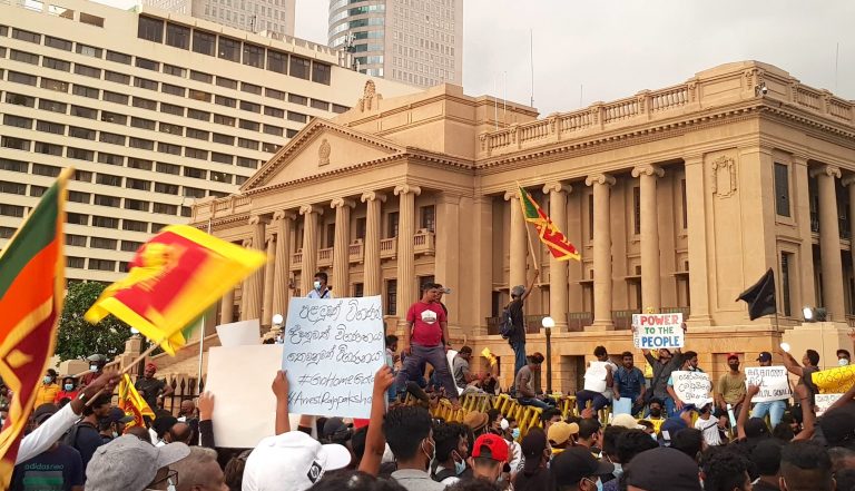 Protestatarii din Sri Lanka vor continua să ocupe reşedinţele preşedintelui şi premierului până când cei doi lideri vor demisiona