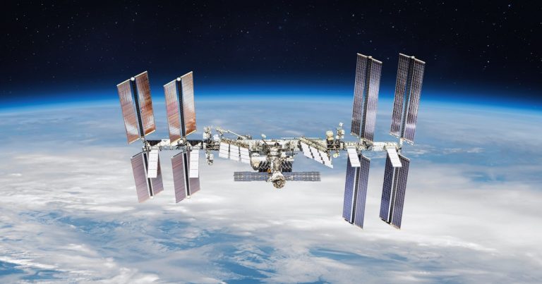 Doi astronauţi americani, un cosmonaut rus şi un astronaut din Emiratele Arabe Unite au ajuns vineri la Staţia Spaţială Internaţională