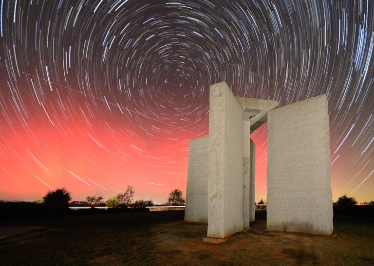 Un misterios monument de granit cu inscripții ezoterice – ”Georgia Guidestones”, supranumit ”Stonehenge american” – distrus în sudul SUA