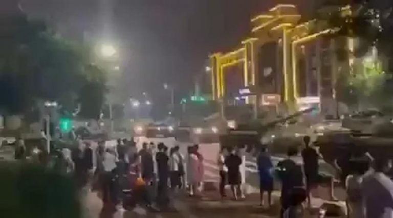 VIDEO | Băncile din China, păzite cu tancurile. Clienții, informați că economiile lor au devenit „produse de investiții” și nu pot fi retrase
