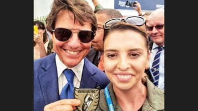 Tom Cruise – selfie cu un căpitan al MApN la cel mai mare show aviatic din lume