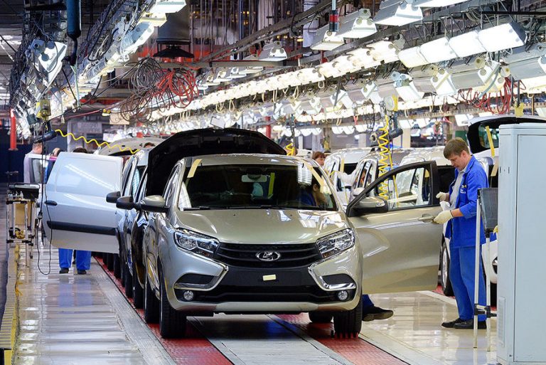 KOMMERSANT | În Rusia, showroom-ul a devenit garaj. Practic, nu mai există cerere de mașini