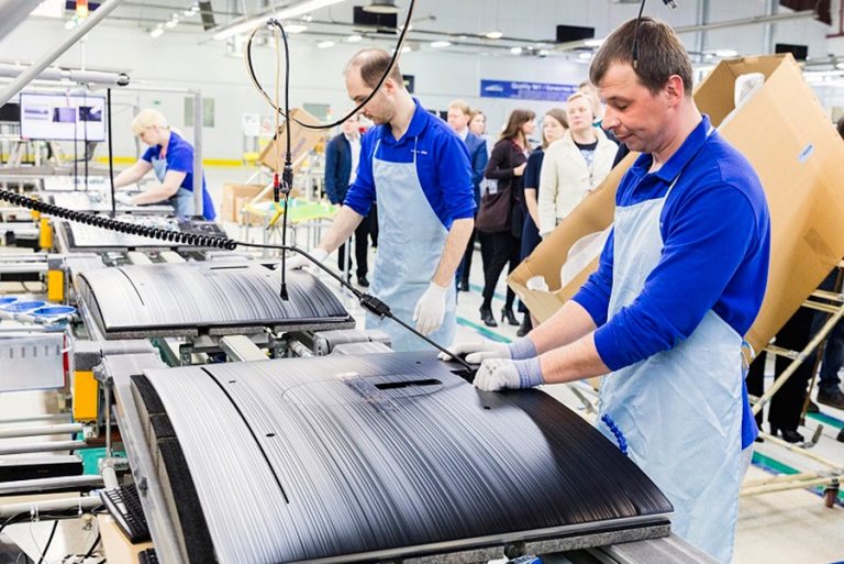 KOMMERSANT | Schema „călduță” găsită de Samsung pentru a mai face bani în Rusia. Avertismentul unui expert rus, pentru companiile străine
