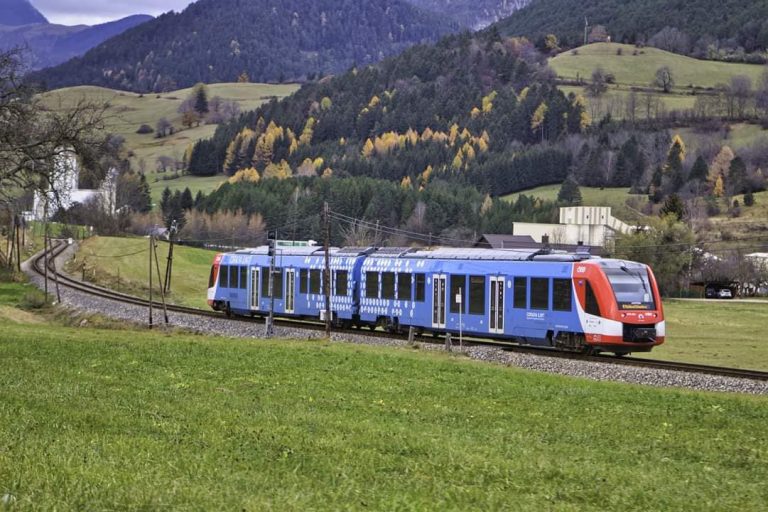 Ukrainian passenger train goes for a Romanian test run