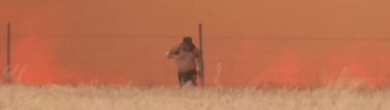 VIDEO dramatic | Un spaniol iese din „gura” unui incendiu devastator, pe care încerca să îl oprească